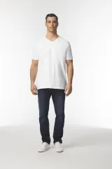 Camiseta SoftStyle cuello de pico hombre