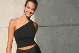 Top asimétrico para mujer
