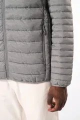Chaqueta acolchada y ligera con capucha hombre