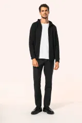Chaqueta con cremallera y capucha hombre