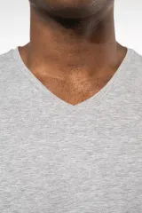 Camiseta con elastano cuello de pico hombre