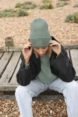 Gorro con dobladillo ancho y parche a tono