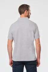 Polo con botones a presión y manga corta