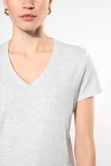 Camiseta de manga cota y cuello de pico mujer