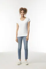 Camiseta SoftStyle cuello de pico mujer
