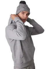 Gorro con pompón y dobladillo