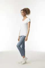 Camiseta SoftStyle cuello de pico mujer