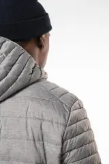 Chaqueta acolchada y ligera con capucha hombre