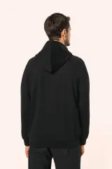 Chaqueta con cremallera y capucha hombre