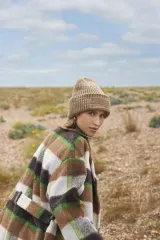 Gorro con parche de punto grueso