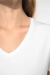 Camiseta con elastano cuello de pico mujer