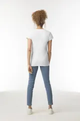 Camiseta SoftStyle cuello de pico mujer
