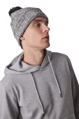 Gorro con pompón y dobladillo