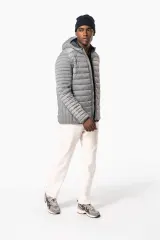 Chaqueta acolchada y ligera con capucha hombre