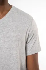 Camiseta con elastano cuello de pico hombre