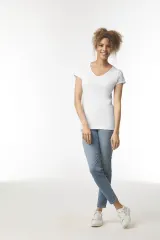 Camiseta SoftStyle cuello de pico mujer