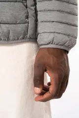 Chaqueta acolchada y ligera con capucha hombre