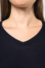 Jersey lana merina cuello de pico mujer