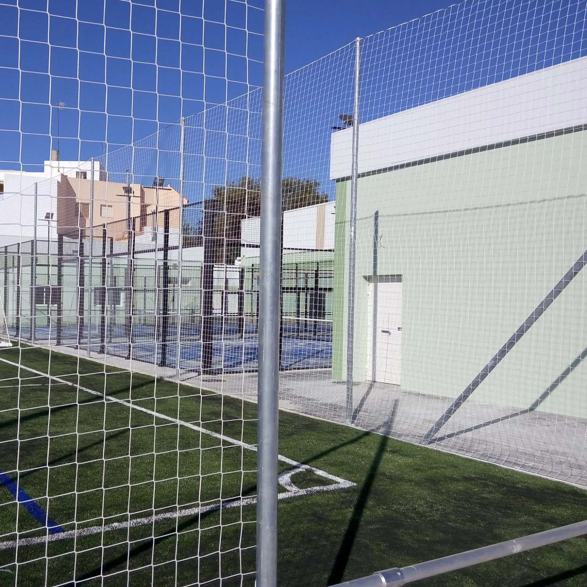 POSTE METÁLICO GALVANIZADO 6M PARA RED PROTECCIÓN CON PLETINA PARA ATORNILLAR