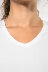 Camiseta con elastano cuello de pico mujer