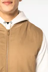 Chaleco acolchado de sarga ecorresponsable con cuello tipo beisbolera unisex